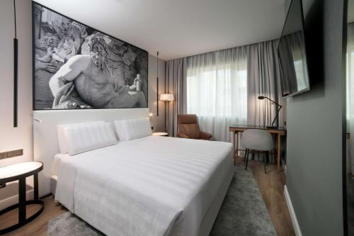 罗马Radisson Blu GHR Rome的卧室配有一张白色大床