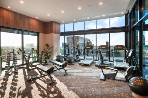 阿德莱德Crowne Plaza Adelaide, an IHG Hotel的大楼内带跑步机和有氧器材的健身房