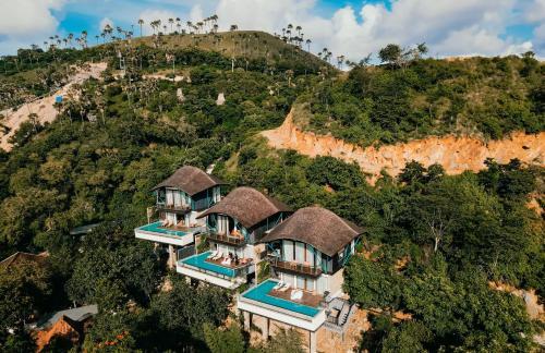 纳闽巴霍Plataran Komodo Resort & Spa - CHSE Certified的山景别墅的空中景致