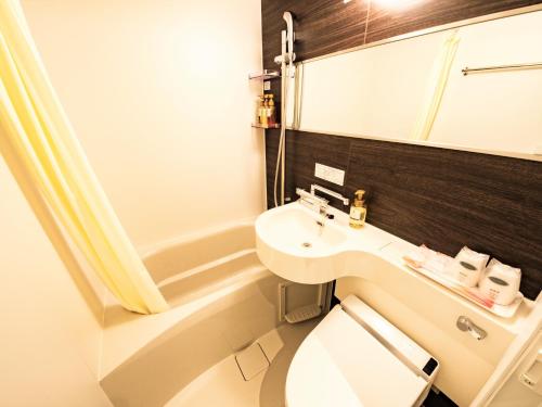 KanonjiHotel chez toi Kanonji的浴室配有盥洗盆、卫生间和浴缸。