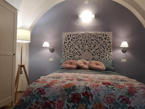 比萨L'Angolo dei Cavalieri的一张床上有两个枕头的房间