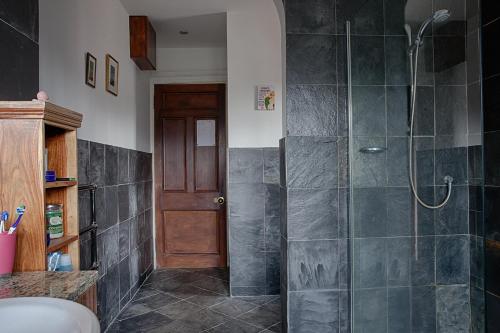爱丁堡Netherbrae的带淋浴的浴室和玻璃门