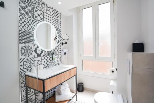 尼斯尤尼维酒店的一间带水槽和镜子的浴室