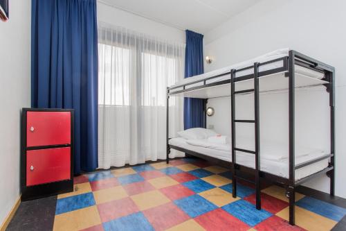 格罗宁根布德格特旅馆的一间卧室设有一张双层床和一张可调节的地板。