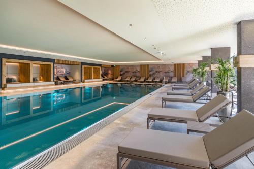 蒂罗尔-基希贝格Hotel & Spa Sonne 4 Sterne Superior的一个带躺椅的游泳池