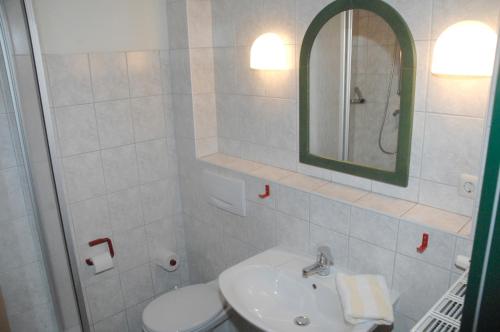 Neu KlockenhagenFerienwohnung "Greifswald"的白色的浴室设有水槽和镜子