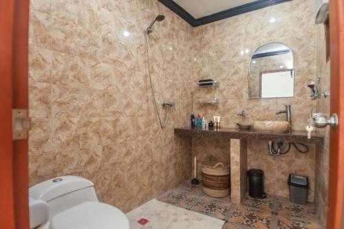 库塔Pondok Taksu Bali的带淋浴和卫生间的浴室