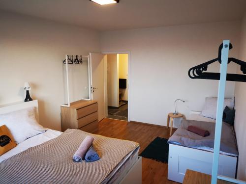 比尔森KaVi Apartments #3, TOP city view!的一间卧室配有两张床和一张双层床。