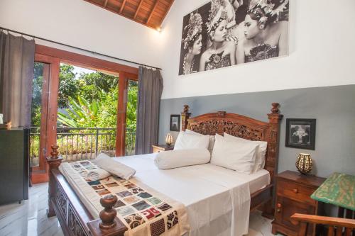 库塔Pondok Taksu Bali的一间卧室设有一张床和一个阳台