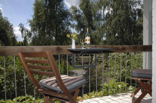 Neu KlockenhagenMaisonette-Ferienwohnung "Trakehnen"的庭院设有围栏,配有桌椅