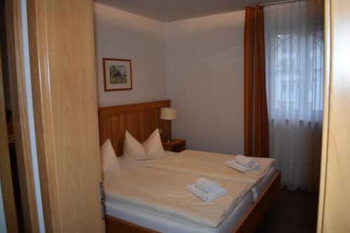 巴贝Villa Carina "Carina's 902"的一间卧室配有一张床,上面有两条毛巾