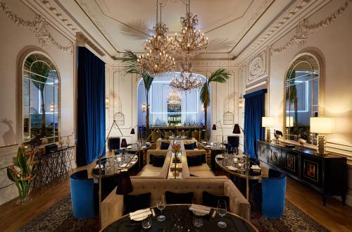 罗马Palazzo Dama - Preferred Hotels & Resorts的一间带桌子和吊灯的用餐室