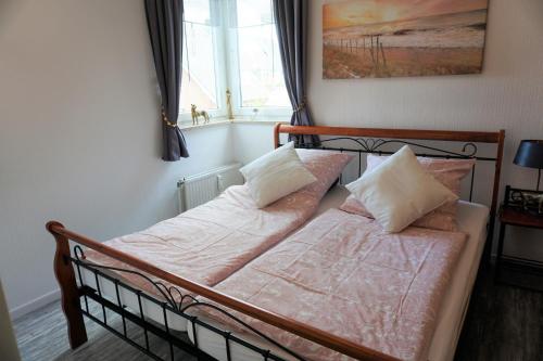 格洛米茨Sonnenblick - a27034的一间卧室设有两张床和窗户。