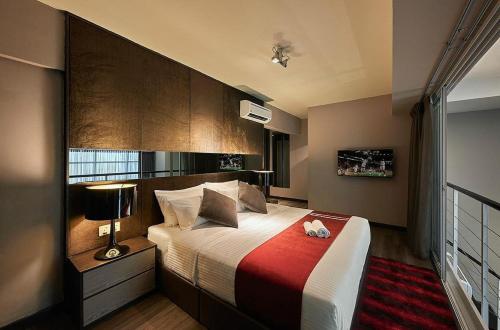 乔治市Maritime Luxury Suites的一间卧室配有一张带红色毯子的大床