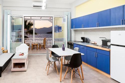 马塔拉Nautilus的厨房配有蓝色橱柜和桌椅