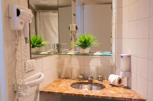 马德普拉塔Hotel Dion的一间带水槽和镜子的浴室