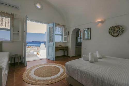 锡拉夏岛Petinos traditional house的一间卧室配有一张床,享有海景