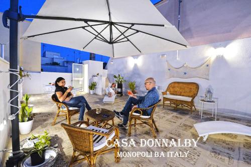 莫诺波利Casa Donnalby的坐在椅子上的男人和女人