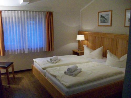 巴贝Villa Carina "Carina's 922"的酒店客房,配有两张带毛巾的床