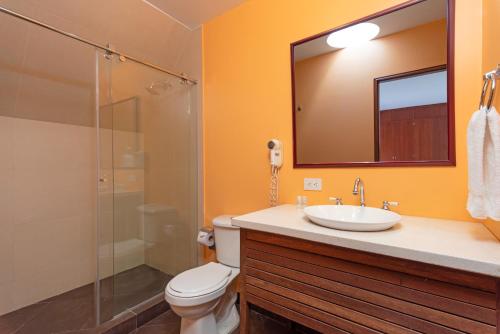 波哥大GIO Suites Parque 93 Bogotá的浴室配有卫生间、盥洗盆和淋浴。
