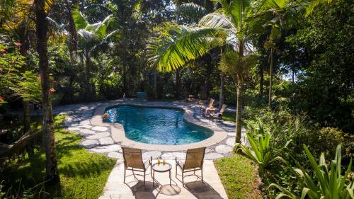 帕沃内斯Tiskita Jungle Lodge的花园中的一个游泳池
