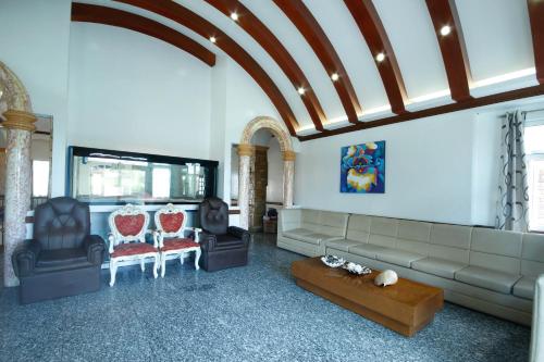 Angono约阿纳别墅度假酒店的客厅配有沙发、椅子和桌子