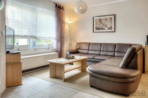 青斯特Am Deich 27的客厅配有沙发和桌子