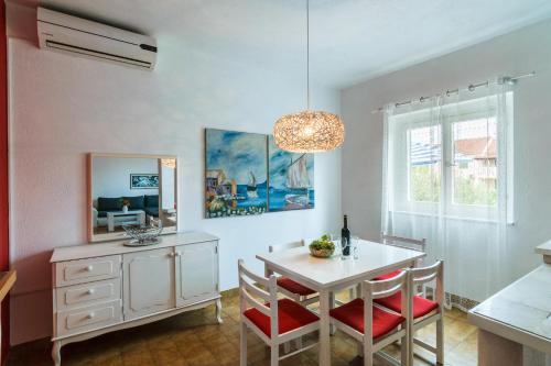 苏佩塔尔Apartment Dunja的一间配备有白色桌椅的用餐室