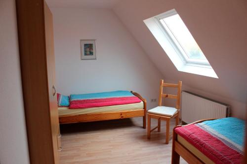 海利根港Ferienwohnung "Strand Hus 2"的阁楼间 - 带床和窗户