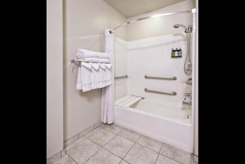 西黄石黄石公园酒店的带淋浴、浴缸和毛巾的浴室