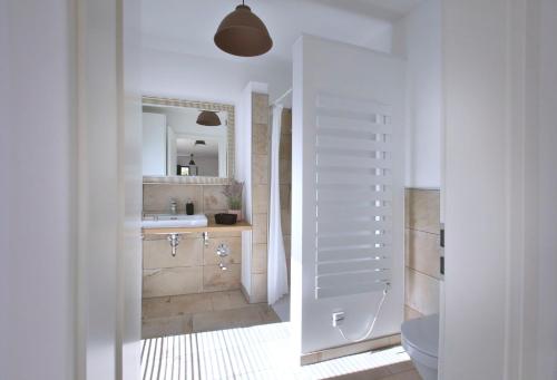 基姆湖畔普林Chalethaus-Chiemsee - 268 qm Ferienhaus am Chiemsee - Neubau的白色的浴室设有卫生间和水槽。