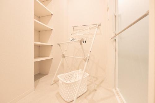 松户市ReLA Higashimatsudo - Vacation STAY 66996v的一间白色洗衣房,地板上有一个篮子