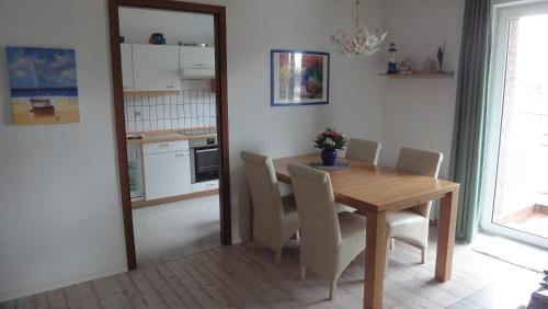乌埃克尔明德Hafenblick的厨房以及带桌椅的用餐室。