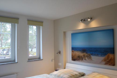 奥茨塞巴德·迪尔哈根Strandvilla Sophie App 2的卧室的墙上拥有一幅大洋景