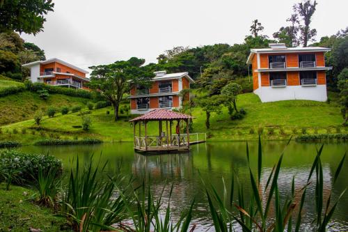 蒙泰韦尔德哥斯达黎加Burbi Lake Lodge Monteverde的相册照片