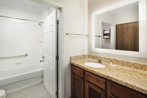 达拉姆达勒姆住桥套房酒店 - 教堂山 - RTP的一间带水槽和镜子的浴室