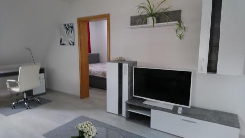 FerienwohnungApartment Löbau, Stadt- und Messenah - a46436的电视和/或娱乐中心