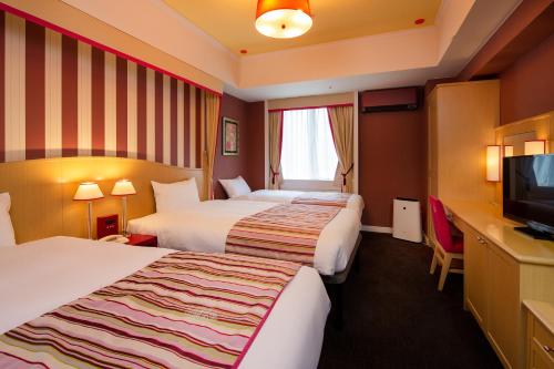 京都京都蒙特利酒店的酒店客房设有两张床和电视。