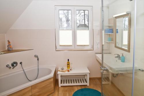 奥斯特巴德里克Ferienhaus Meerzeit的带浴缸和盥洗盆的浴室