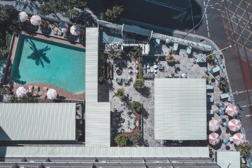 黄金海岸黄金海岸小岛酒店的享有带游泳池的度假村的空中景致