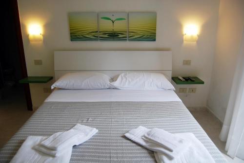 文托泰内阿尔贝格贝芙德若酒店的一间卧室配有一张带两条白色毛巾的床