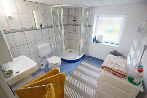 温德克Ferienhaus Siegzauber的带淋浴、卫生间和盥洗盆的浴室
