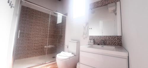 弗龙特拉Puestita de Sol的浴室配有卫生间、淋浴和盥洗盆。