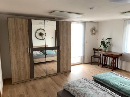 AssamstadtFerienwohnung Ertl的卧室配有带桌子的滑动玻璃门