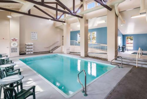 科达伦品质酒店和套房内部或周边的泳池