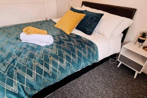沃尔索尔Spacious 4 bed Home in Walsall - Contractor Long Stays的床上有两条毛巾
