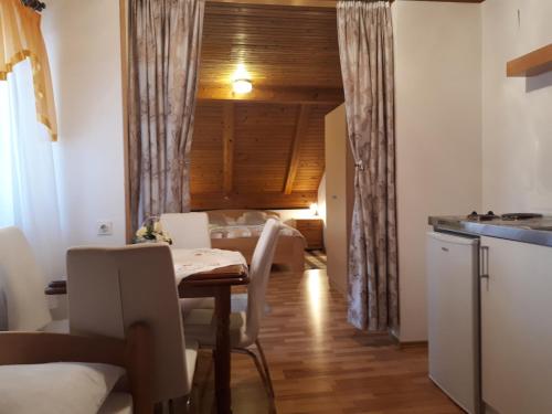 Guest House Family Varda Plitvice Lakes的厨房或小厨房