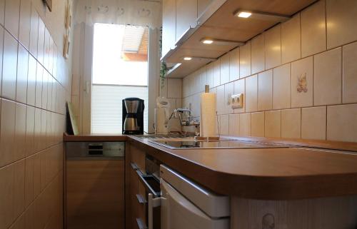 赫亨基尔兴Blaues Haus mit Meerblick的厨房配有水槽和台面