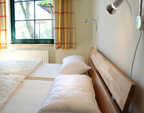 Neu KlockenhagenFerienhaus "Islandpferd"的两张床位于带窗户的房间内