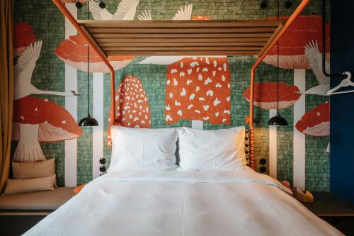 维也纳Superbude Wien Prater的一间卧室设有一张床和一堵蘑菇墙